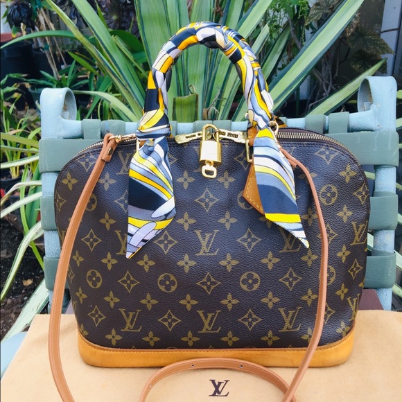 Louis Vuitton Handbags - 💯% Authentic Louis Vuitton Alma.